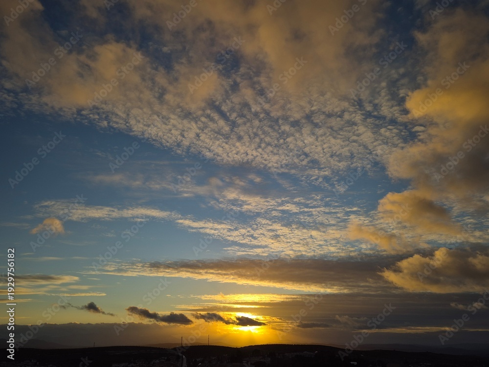 Obraz premium Cielos al atardecer durante el mes de Febrero