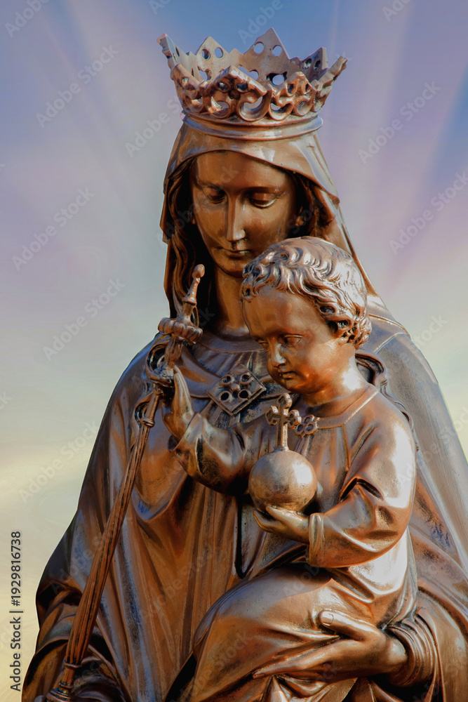 Obraz premium Virgin Mary and Jesus Christ in glory, crowned and illuminated by radiant light, symbol of divine love, faith, holiness, and heavenly majesty.