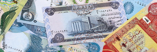 Tableau sur toile Iraqi dinar money bills pile on table