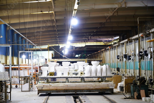 Workers are working in the ceramic bathroom production workshop.