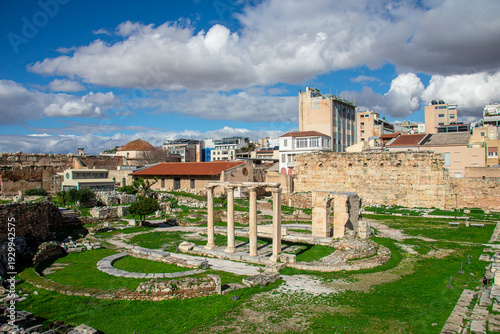 Foto Hadrian’s Library in Athens Greece stands as a grand Roman era complex built in the second century, once housing scrolls, courtyards, and lecture halls