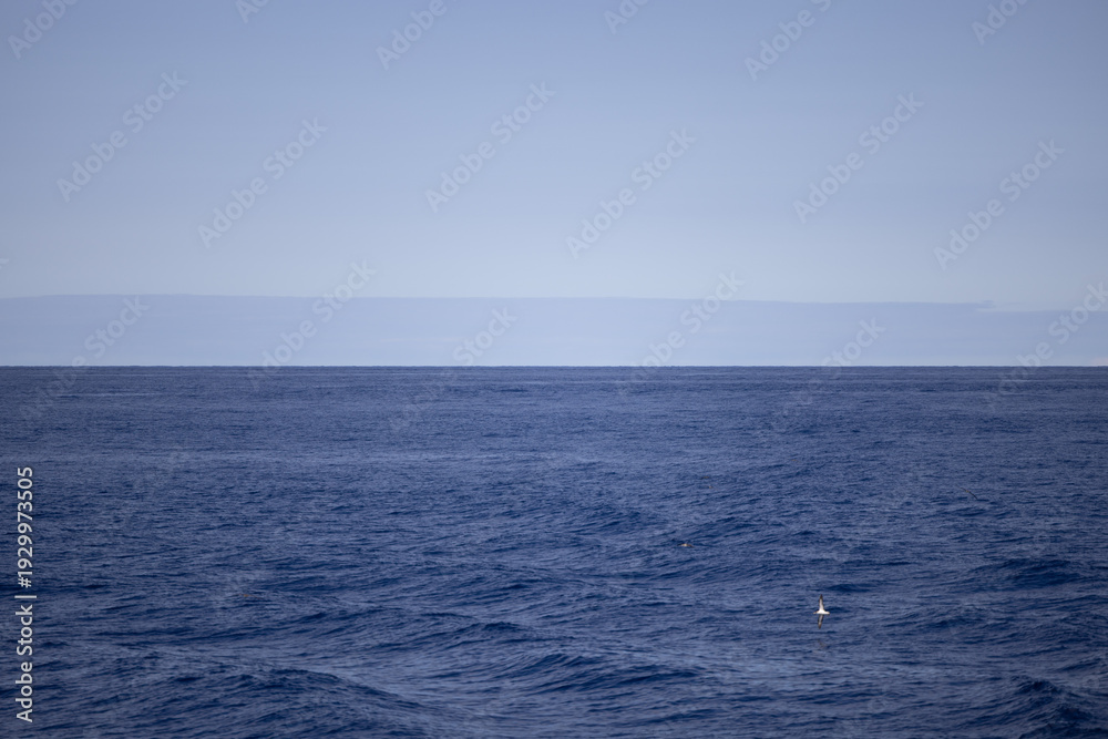Fototapeta premium Céu e mar em perfeita harmonia com horizonte no oceano
