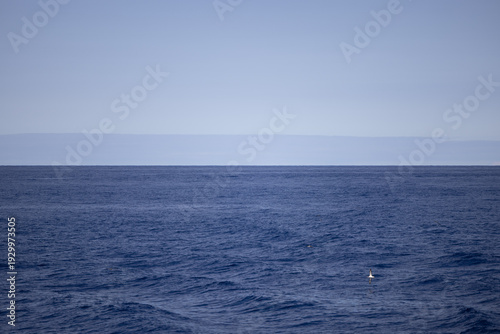 Céu e mar em perfeita harmonia com horizonte no oceano