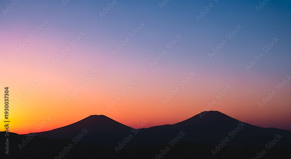 Obraz premium Silhouette of Mountains at Sunset.