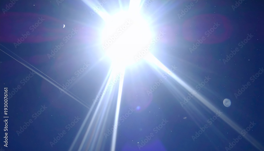 Obraz premium Raggi di luce solare intensa e brillante con effetto flare su sfondo blu scuro, concetto di energia.