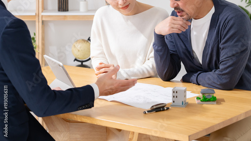 商談をするビジネスマンと夫婦