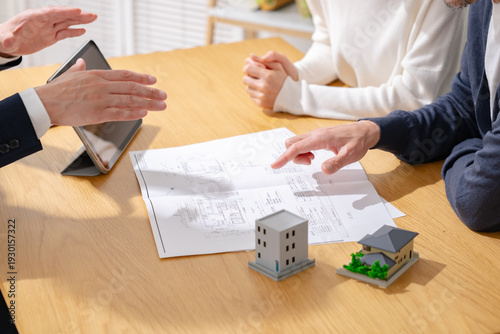 商談をするビジネスマンと夫婦