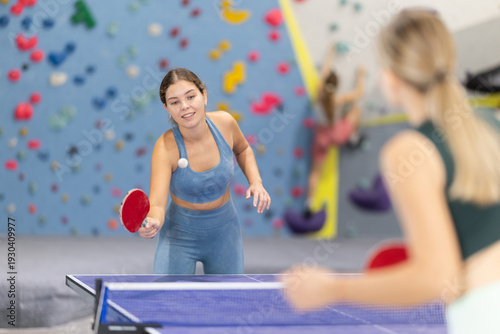 Fotografía In gym, young women spend their time playing ping pong