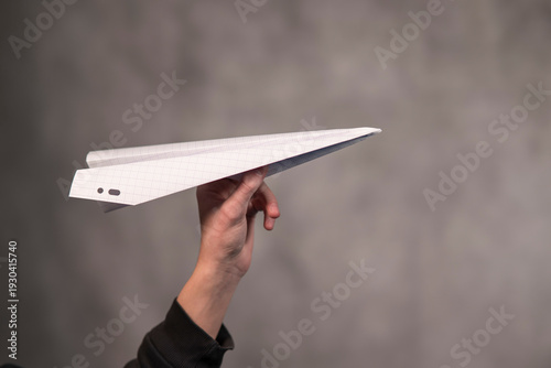 main prête à envoyer un avion en papier 