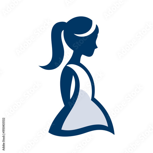 Logotipo de boutique de moda femenina. Dibujo sencillo con líneas de una chica joven de pie con un vestido de color morado, vista de perfil 