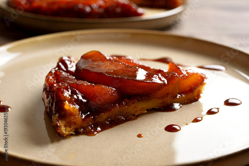 Tableau sur toile Slice of apple tarte Tatin with sweet caramelized red apples and sugar caramel