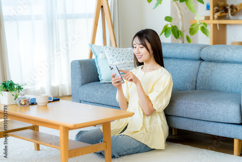 Tableau sur toile 部屋でスマホを操作する女性