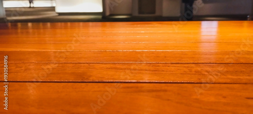 Φωτογραφία close up photo wooden tabletop texture against softly blurred modern cafe interi