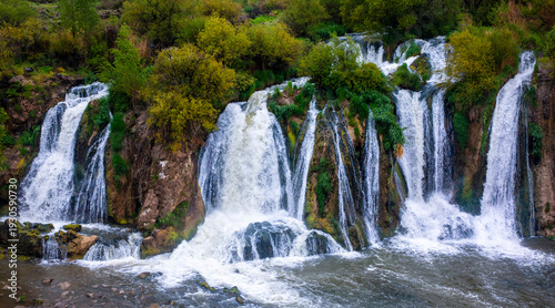 Foto Muradiye waterfall, located on the Van - Doğubeyazıt highway, is a natural wonder that is frequently visited by tourists in Van