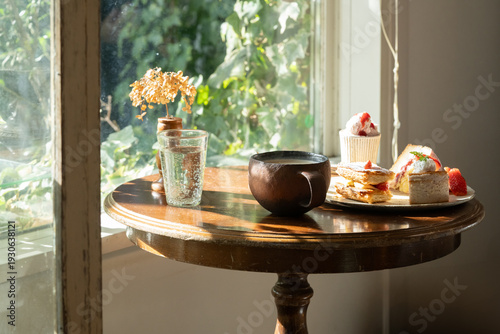 カフェの窓辺のテーブル