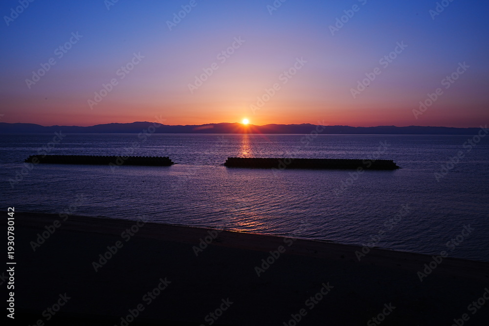 Obraz premium Beautiful Sunset over Kinko Bay in Kagoshima, Japan - 日本 鹿児島 錦江湾の美しい夕日と穏やかな海