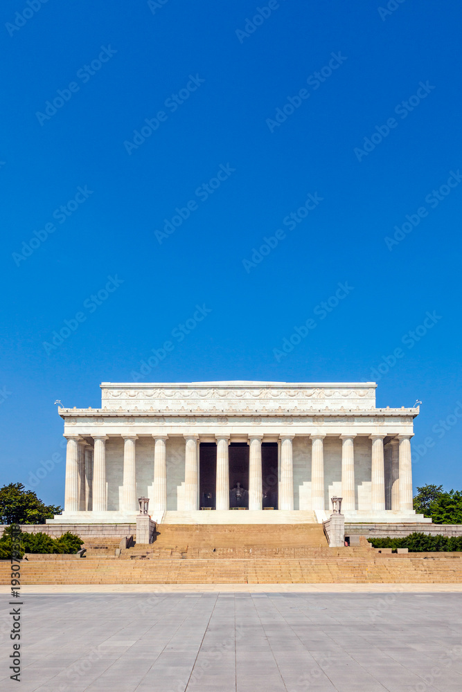Fototapeta premium people visit Lincoln Memorial in Washington