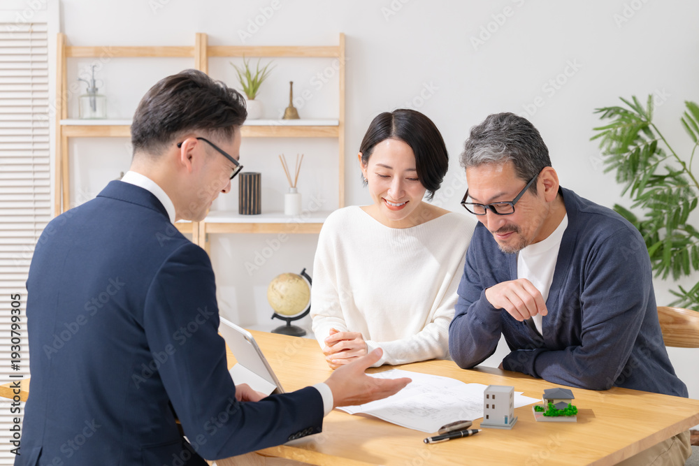 Obraz premium 不動産の営業をするビジネスマン 