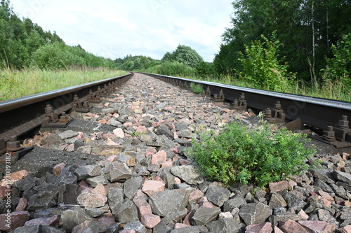 Eingleisige Bahnstrecke in Lettland