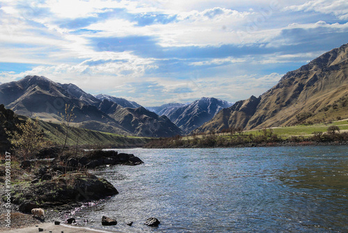 Fotografie photo of the Snake River taken from PIttsburg Landing looking up the canyon towa