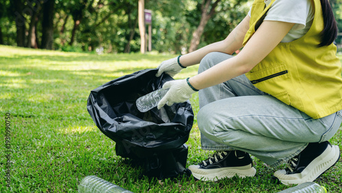 Foto Community volunteer collecting plastic bottles recycling park environment cleanu