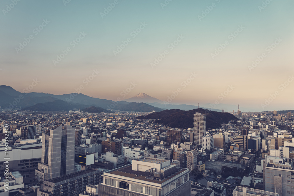 Obraz premium 夕暮れのマジックアワーに染まる静岡市街の街並みと冬の富士山 