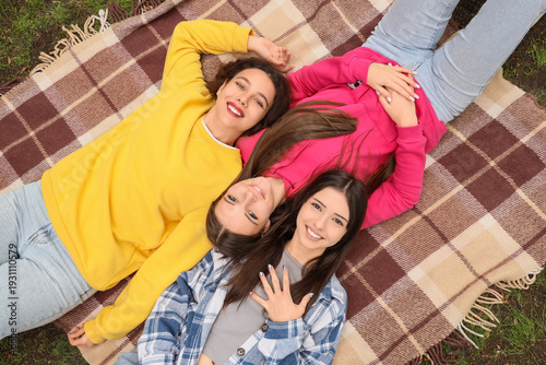 Happy teenage girls lying o...
