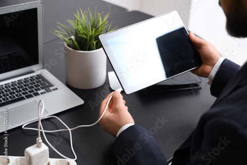 Businessman connecting char...