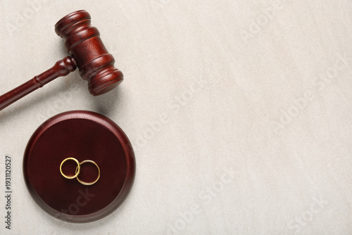 Slika na platnu Judge's gavel with wedding rings on light grunge background