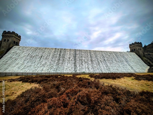 Bild auf Leinwand Derwent dam flowing at ladybower reservoir in the peak district