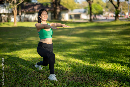 Quadro em tela Woman exercising outdoors doing lunge workout