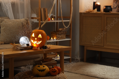 Glowing Halloween pumpkin w...