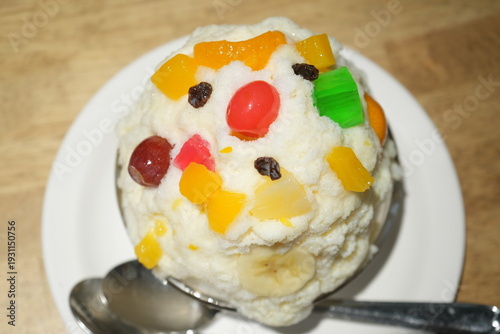Shirokuma Shaved Ice, Kagoshima Specialty Dessert with Condensed Milk and Colorful Fruits - 日本 鹿児島名物 練乳かき氷 しろくま