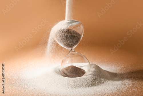 Crystal hourglass and pouri...