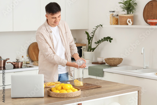Young man preparing lemon i...