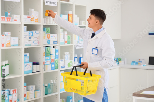 Male pharmacist packing ord...