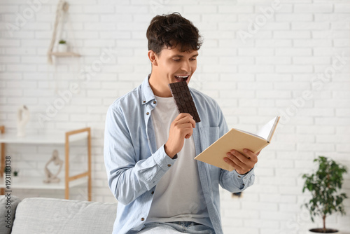 Handsome young man eating s...