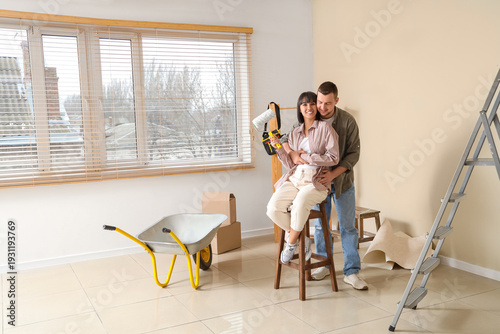 Young couple with paint rol...