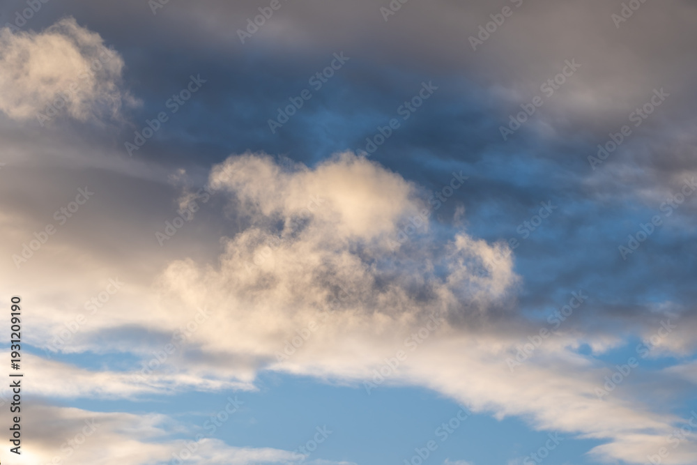 Obraz premium The sky is cloudy and the sun is shining through the clouds