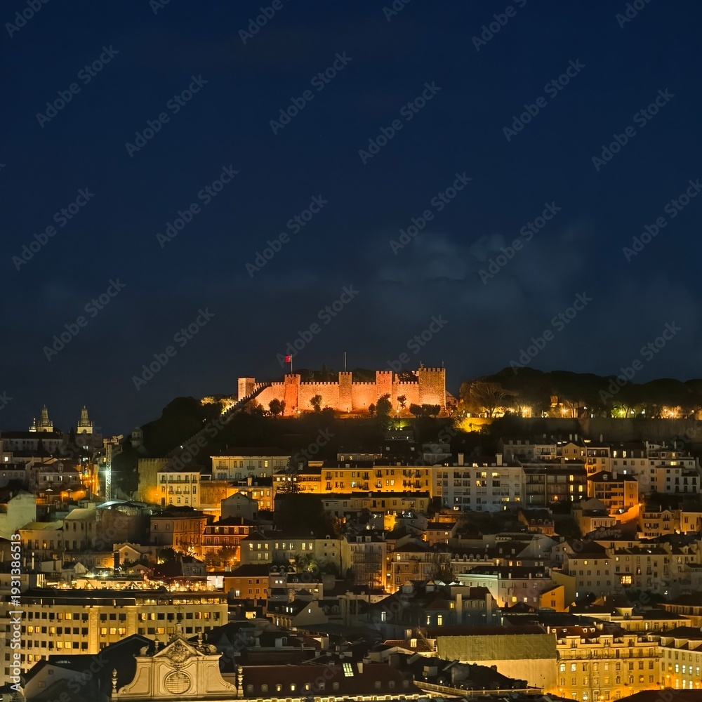 Obraz premium Illuminated São Jorge Castle Over Lisbon Night Skyline