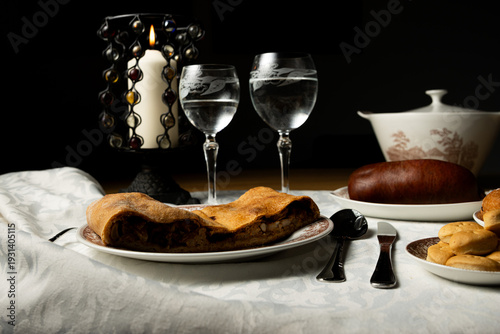 Bodegón de comida tradicional mallorquina con lux de vela en ambiente otoñal