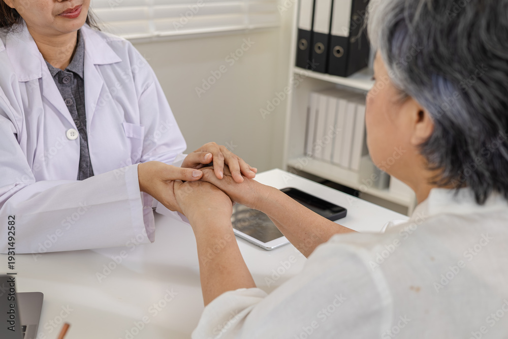 Obraz premium Senior doctor healthcare consultation with elderly patient in clinic, female physician uses laptop technology for digital health diagnosis, advice, communication, trust, insurance plan, private care