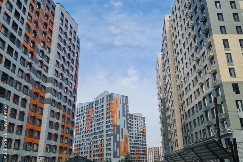 Obraz premium Exterior view of modern multi-apartment residential buildings under construction in an urban environment.