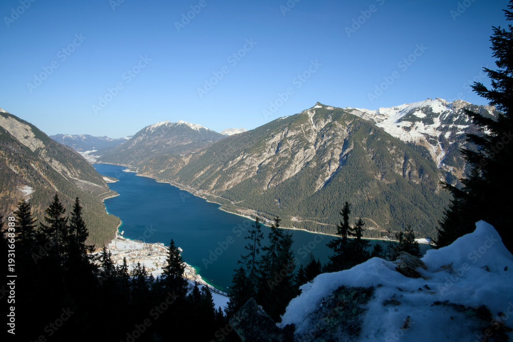Obraz premium Vibrant Blue Achensee in Sunny Winter Snow Pertisau
