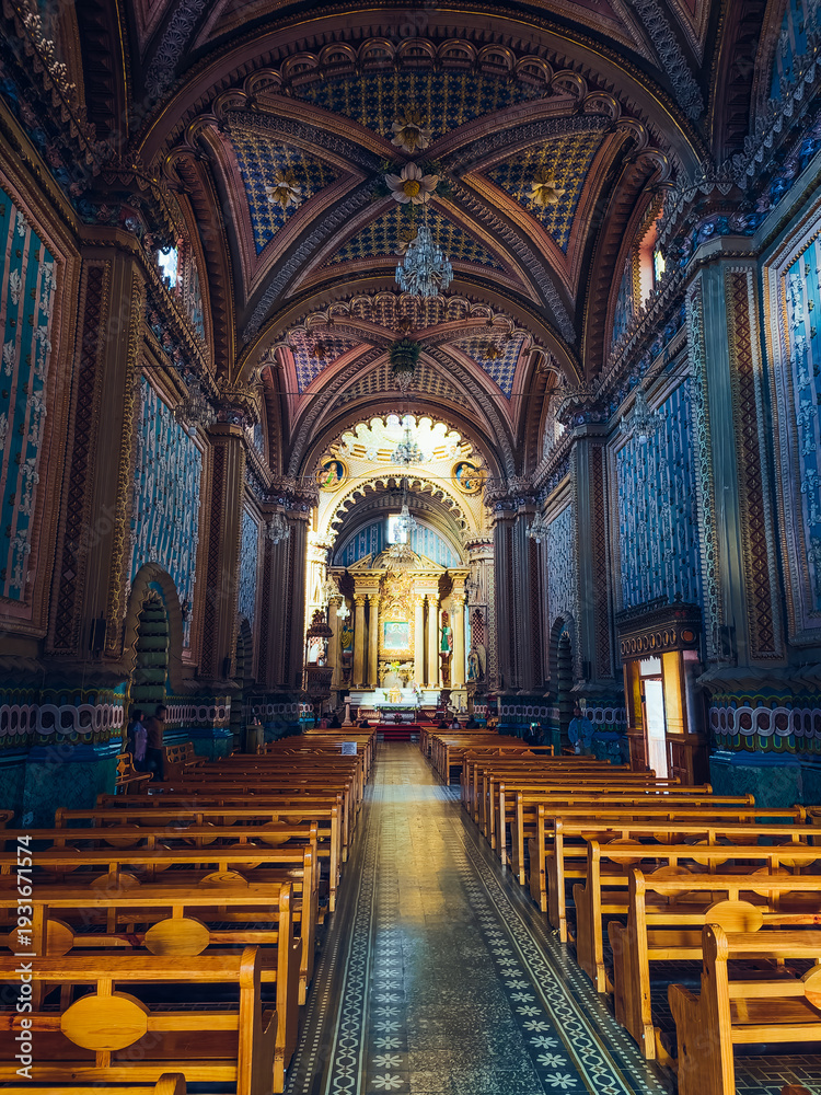 Obraz premium A large church with many pews and a long aisle