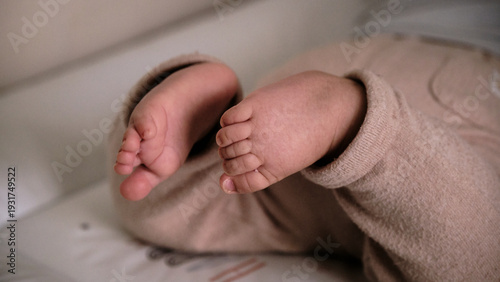 Tableau sur toile Foto scattata ai piedi di un neonato.