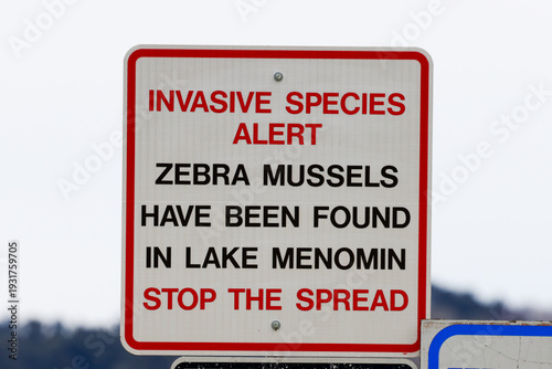 Φωτογραφία Warning sign for invasive species at Lake Menomin, Wisconsin
