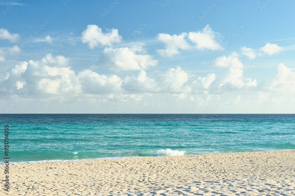 Obraz premium Varadero, Cuba; 04.07.2023. Beautiful, colourful sunset on the beach in Varadero, Cuba! Cote d'Azur of the Atlantic Ocean, next to the Caribbean Sea. Cuba wild palm beach background. Nature blue sea l