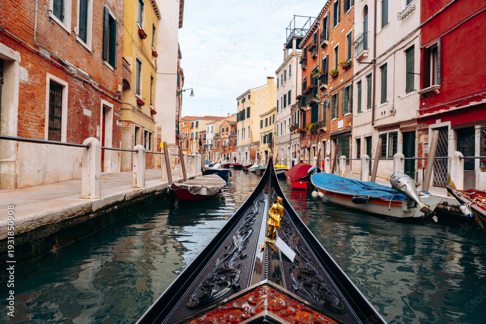 Obraz premium Gondola ride through canals in Venice with buildings lining the waterway