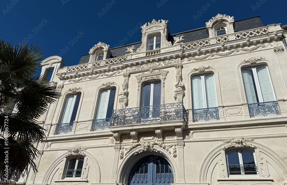 Obraz premium 19th-century building facade in Rochefort, France
